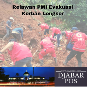 Relawan PMI Evakuasi Korban Longsor