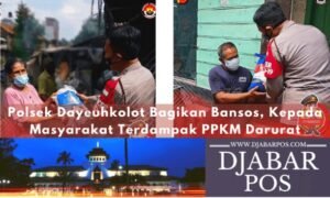 Polsek Dayeuhkolot Bagikan Bansos untuk Masyarakat Terdampak PPKM Darurat