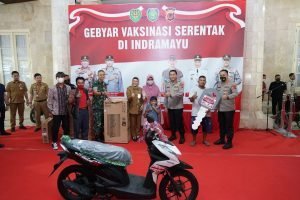 Wakapolda Jabar  Apresiasi Antusias Masyarakat Yang Mengikuti Vaksinasi Di Pendopo Kabupaten Indramayu