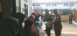 Subdenpom III/3-2 Subang Bagikan Bingkisan Untuk Anak Yatim Piatu dan Dhuafa