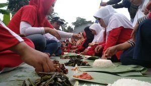 Rayakan HUT RI, Warga Garut Makan Bersama Sepanjang 877 Meter