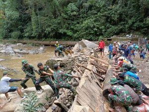 Hidupkan Listrik, Satgas Yonarmed 5/105 Tarik/PG Gotong Royong Pasang Dinamo