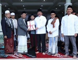 Menteri ATR/Kepala BPN Serahkan Sertipikat Tanah Wakaf pada Momen Iduladha di Kota Malang