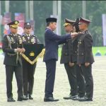 Jokowi Sematkan Penghargaan Bintang Bhayangkara Nararya ke 3 Anggota Polri