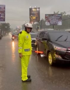 Hujan Deras Tak Surutkan Langkah Kapolres Garut Atur Rekayasa Lalu Lintas