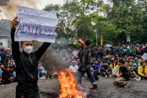 Polisi Tembakkan Gas Air Mata ke Kampus Unisba Bandung